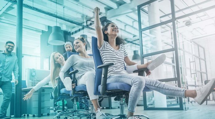 Agilität ein alter Hut? Jein! Agilität - Symbolbild Teamgeist im Büro