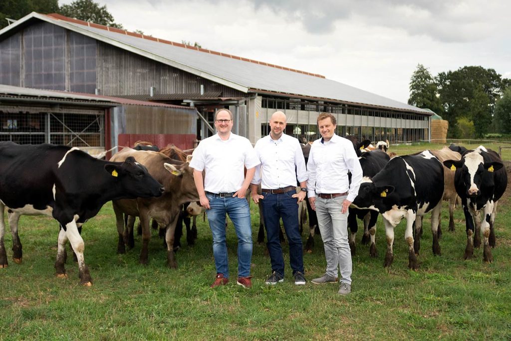 Das Team von FlexFleet vor dem Kuhstall