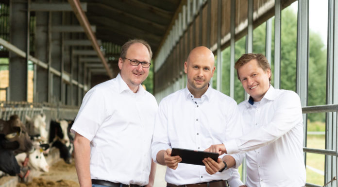 Der digitale Hofladen Digitalisierung in der Landwirtschaft - Das Team von FlexFleet mit Tablet im Kuhstall