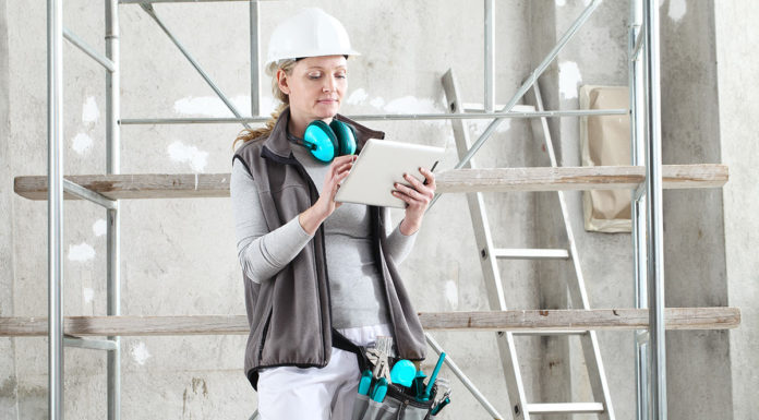 Die digitale Baustelle Digitale Baustelle - Frau mit Tablet